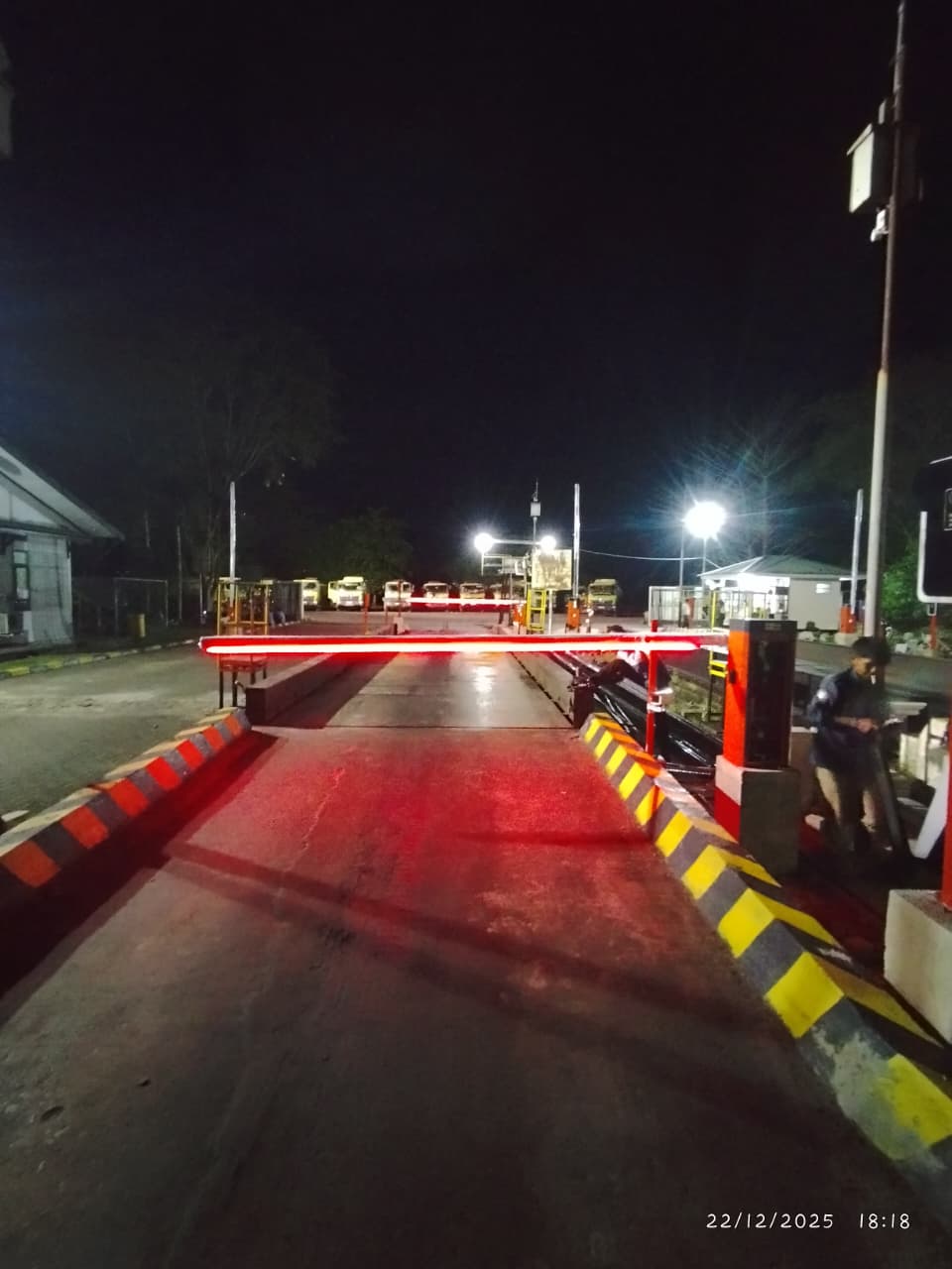 Palang parkir otomatis atau barrier gate merupakan solusi modern untuk mengatur akses kendaraan secara aman dan efisien. Pelajari fungsi, cara kerja, manfaat, serta tips memilih palang parkir terbaik untuk perumahan, gedung, dan kawasan komersial.